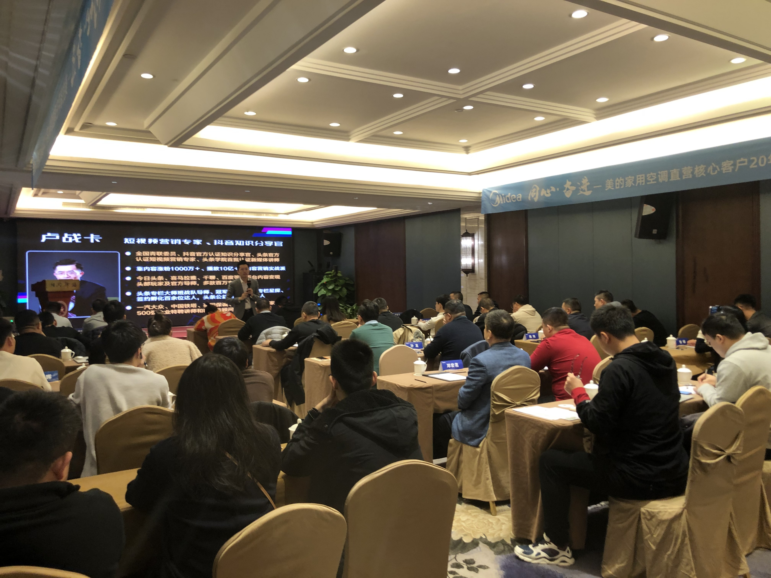 九游体育-包含今晨欧联焦点战，犹他爵士主帅复盘，话题不断，赛程密集仍需轮换的词条